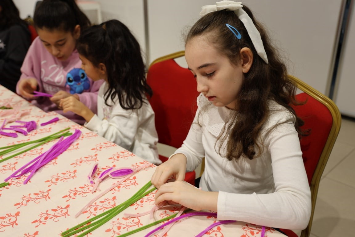 KARTEPE'DE YARIYIL TATİLİNİ DEĞERLENDİREN ÖĞRENCİLER, BELEDİYE TARAFINDAN DÜZENLENEN SANAT...