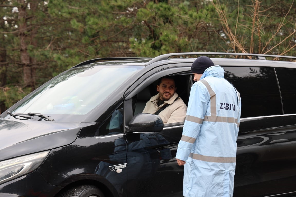 KARTEPE BELEDİYESİ EKİPLERİ, KAR YAĞIŞININ ETKİLİ OLDUĞU DAĞ YOLUNU KULLANAN SÜRÜCÜLERİ GÜVENLİ...