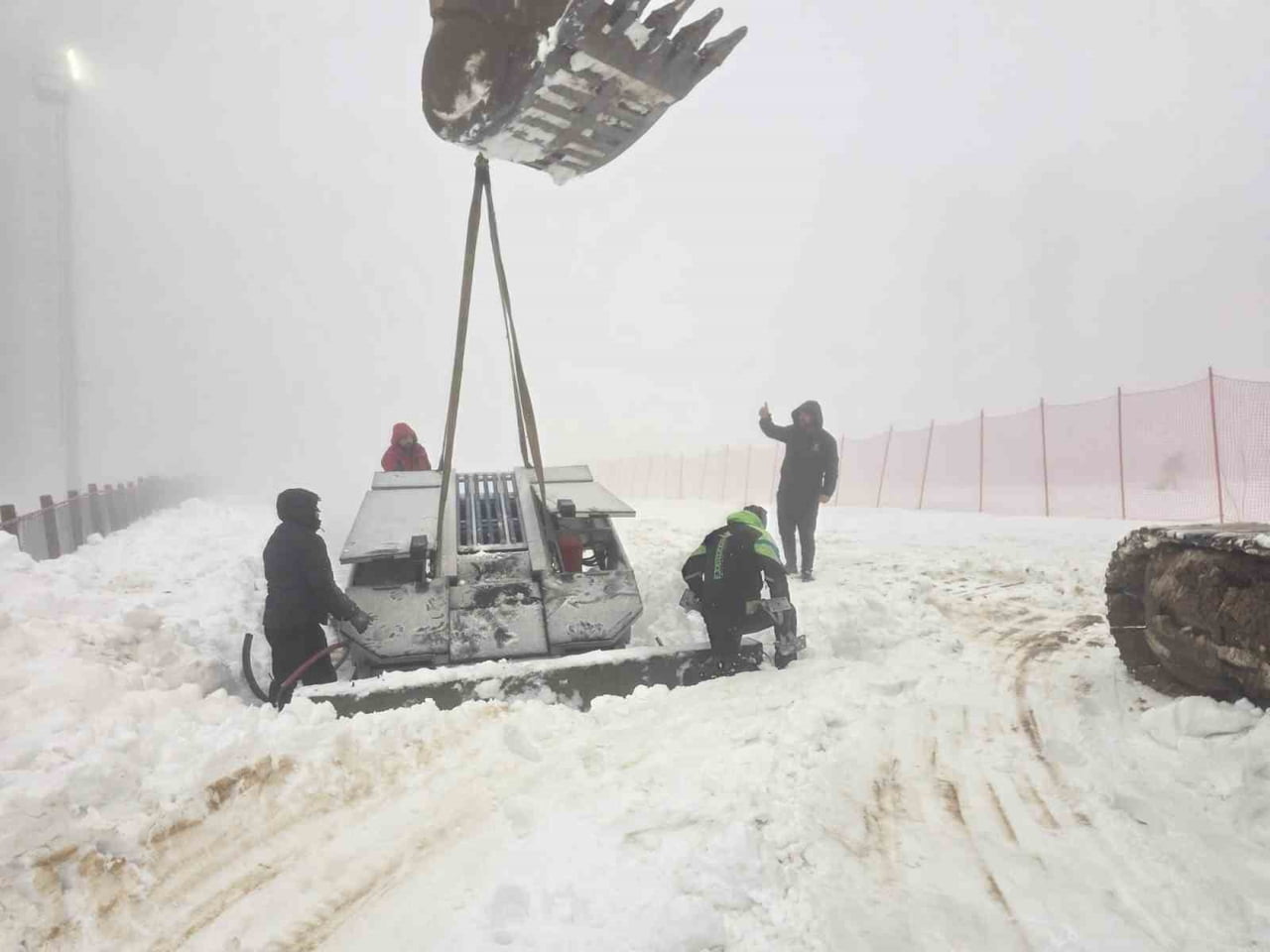 KARTEPE İLÇESİNDE BULUNAN KUZUYAYLA KIZAK PİSTİ’NİN YANINA İNŞA EDİLEN KAPALI YÜRÜYEN BANT...