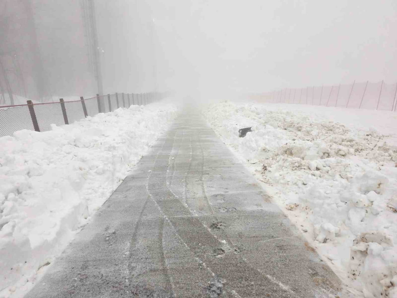 KARTEPE İLÇESİNDE BULUNAN KUZUYAYLA KIZAK PİSTİ’NİN YANINA İNŞA EDİLEN KAPALI YÜRÜYEN BANT...