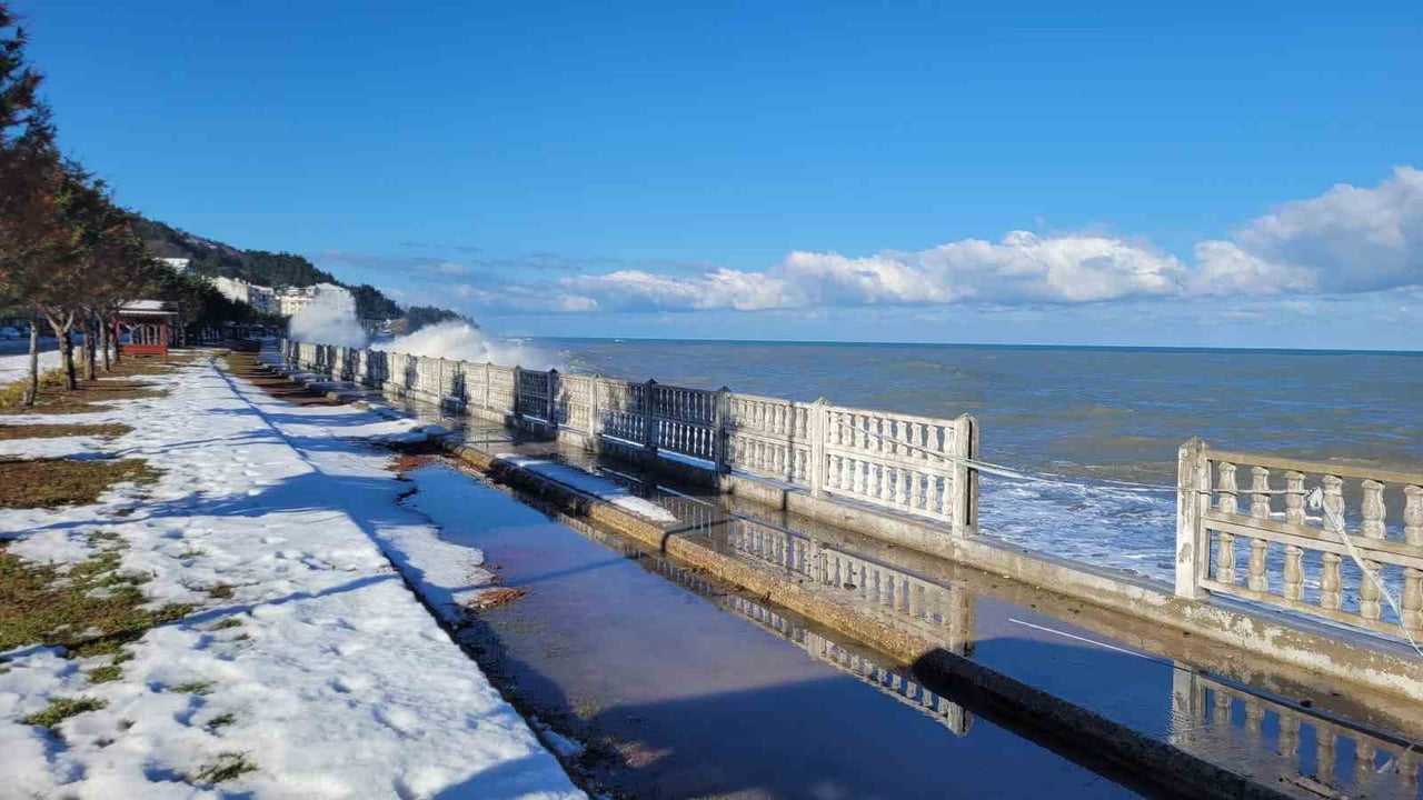 KASTAMONU'DA DEV DALGALARIN DÖVDÜĞÜ SAHİL ŞERİDİNDE HASAR MEYDANA GELDİ.