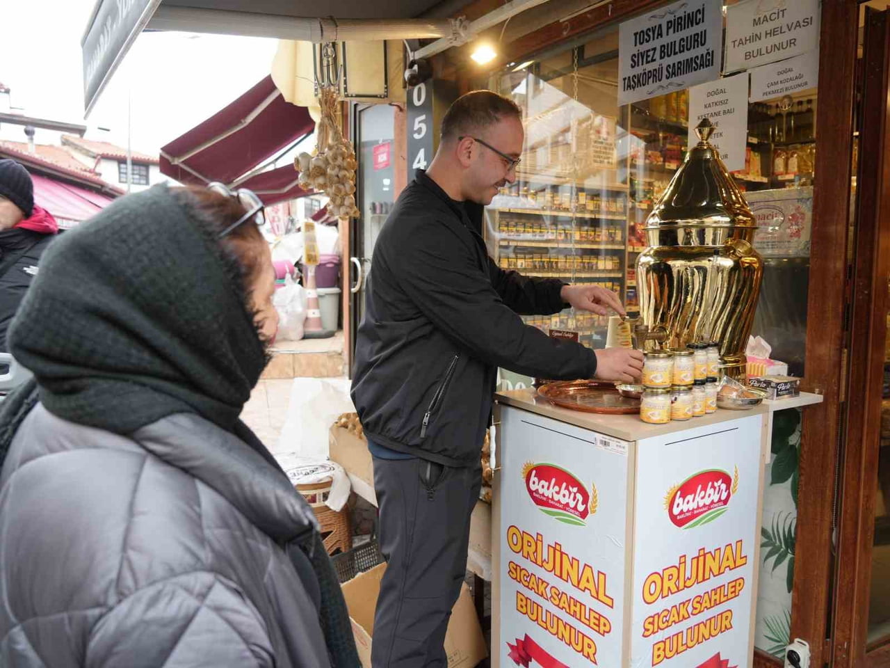 KASTAMONU'DA KIŞ MEVSİMİNDE DOĞAL YÖNTEMLERLE HAZIRLANAN SALEP, VATANDAŞLARDAN YOĞUN İLGİ...