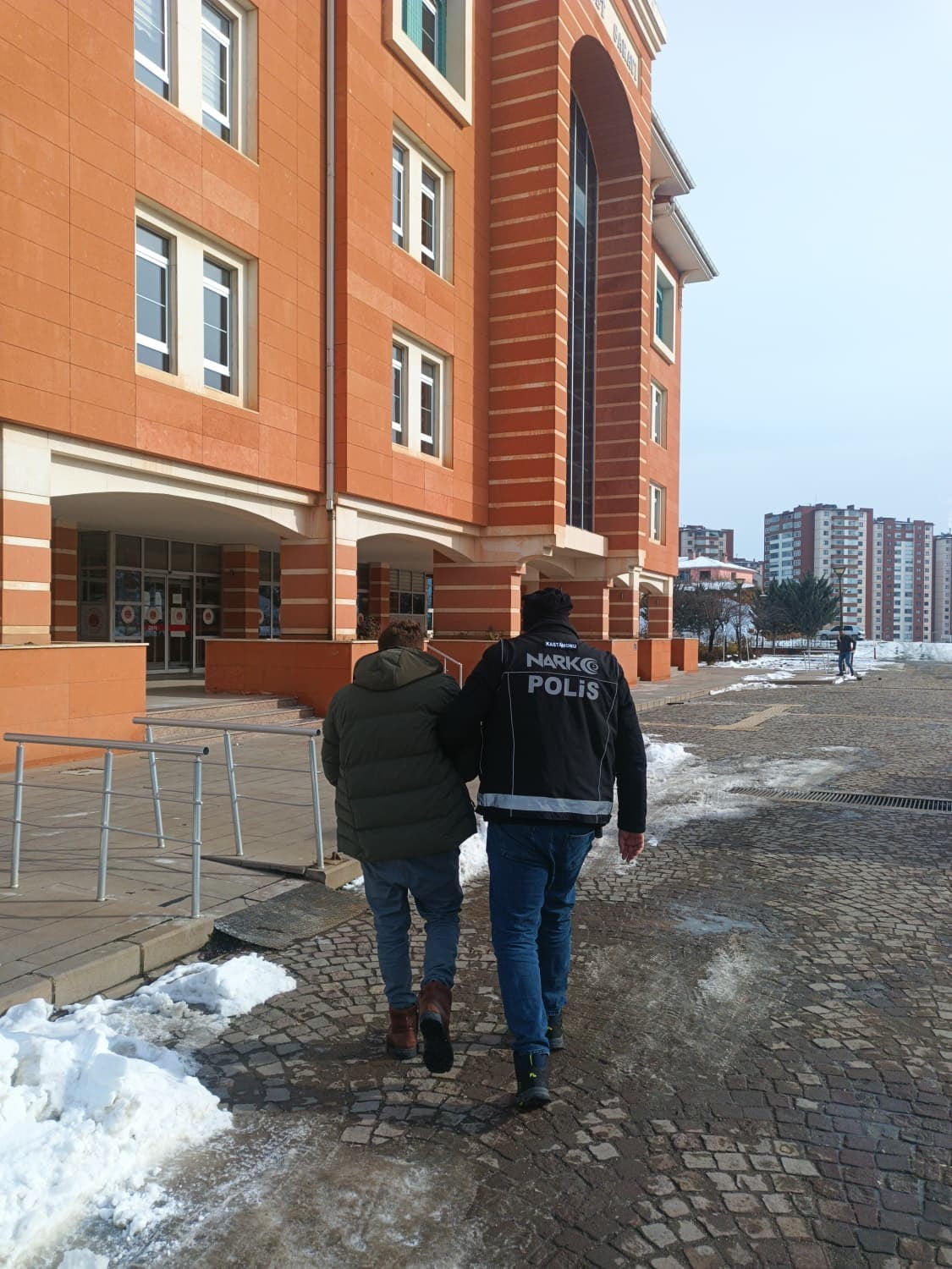 KASTAMONU'DA POLİS EKİPLERİ TARAFINDAN UYUŞTURUCU MADDEYLE YAKALANAN ŞAHIS TUTUKLANDI.