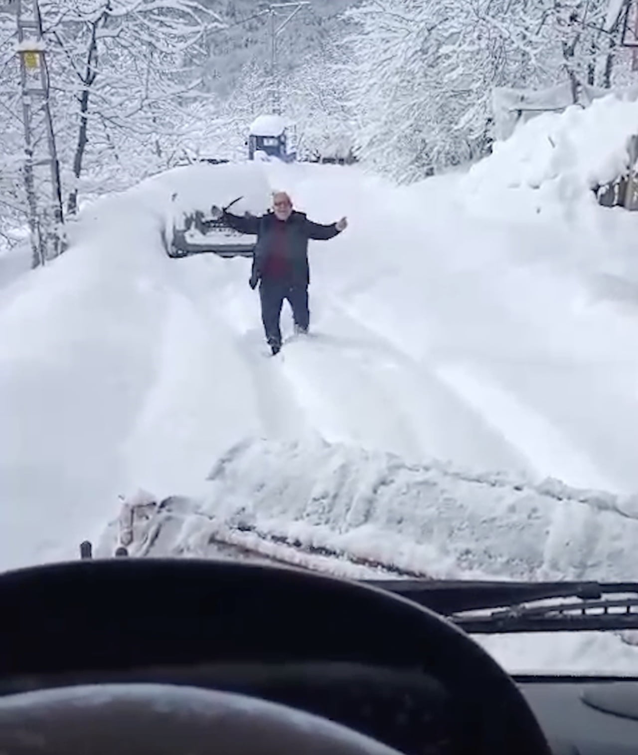 KASTAMONU'NUN BOZKURT İLÇESİNDE KÖYÜNÜN YOLU ULAŞIMA KAPANAN VATANDAŞ, İŞ MAKİNESİNİ GÖRÜNCE...