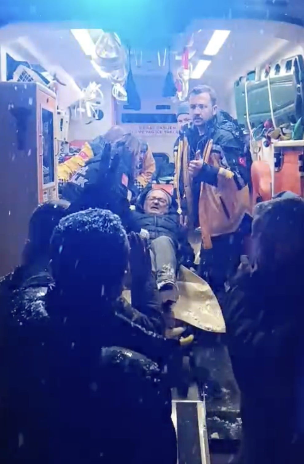 KASTAMONU'NUN CİDE İLÇESİNDE KAR SEBEBİYLE YOLU KAPANAN KÖYDEKİ HASTA, İTFAİYE EKİPLERİNİN YOĞUN...