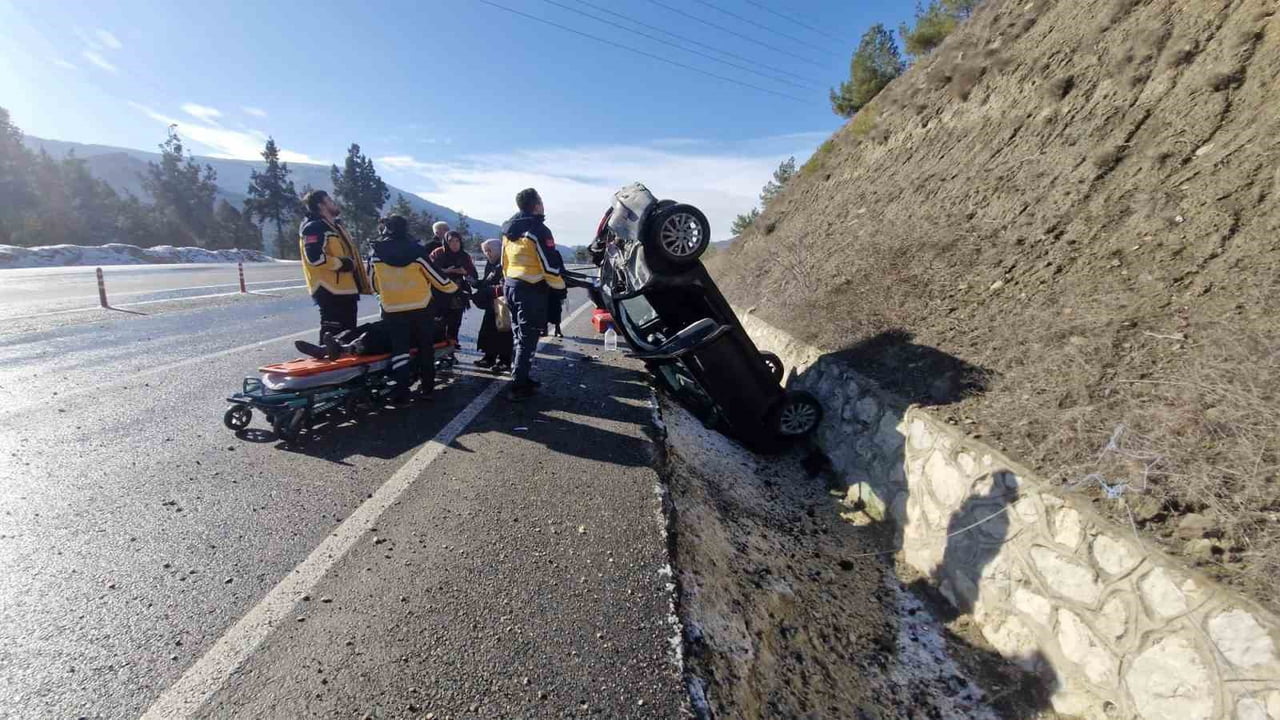 KASTAMONU'NUN HANÖNÜ İLÇESİNDE OTOMOBİLİN BUZLANAN YOLDA TAKLA ATARAK TERS DÖNMESİ NETİCESİNDE...
