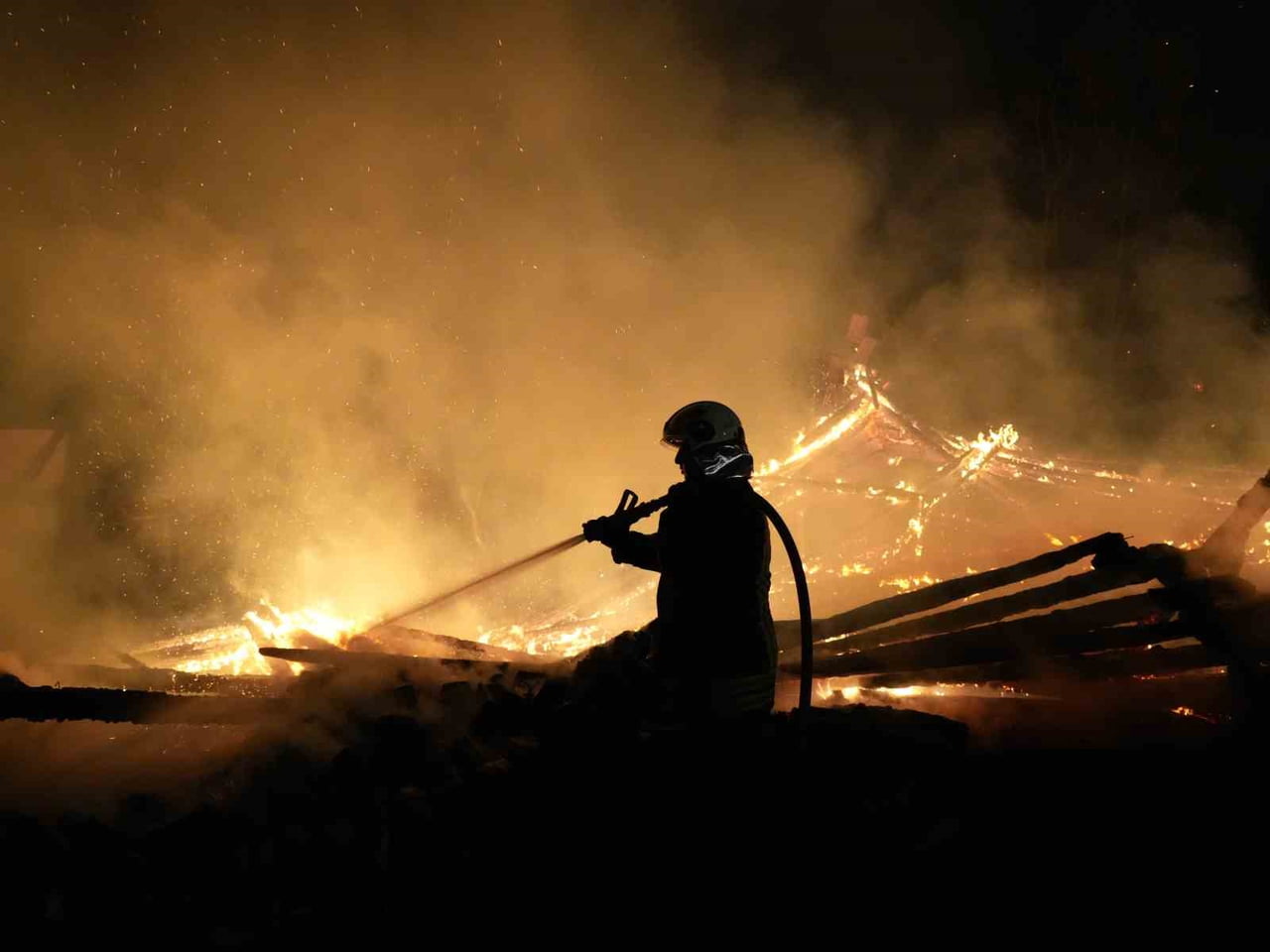 KASTAMONU’DA ÇIKAN YANGINDA 1 EV VE 2 SAMANLIK TAMAMEN YANARAK KÜLE DÖNERKEN, 2 EVDE DE MADDİ...