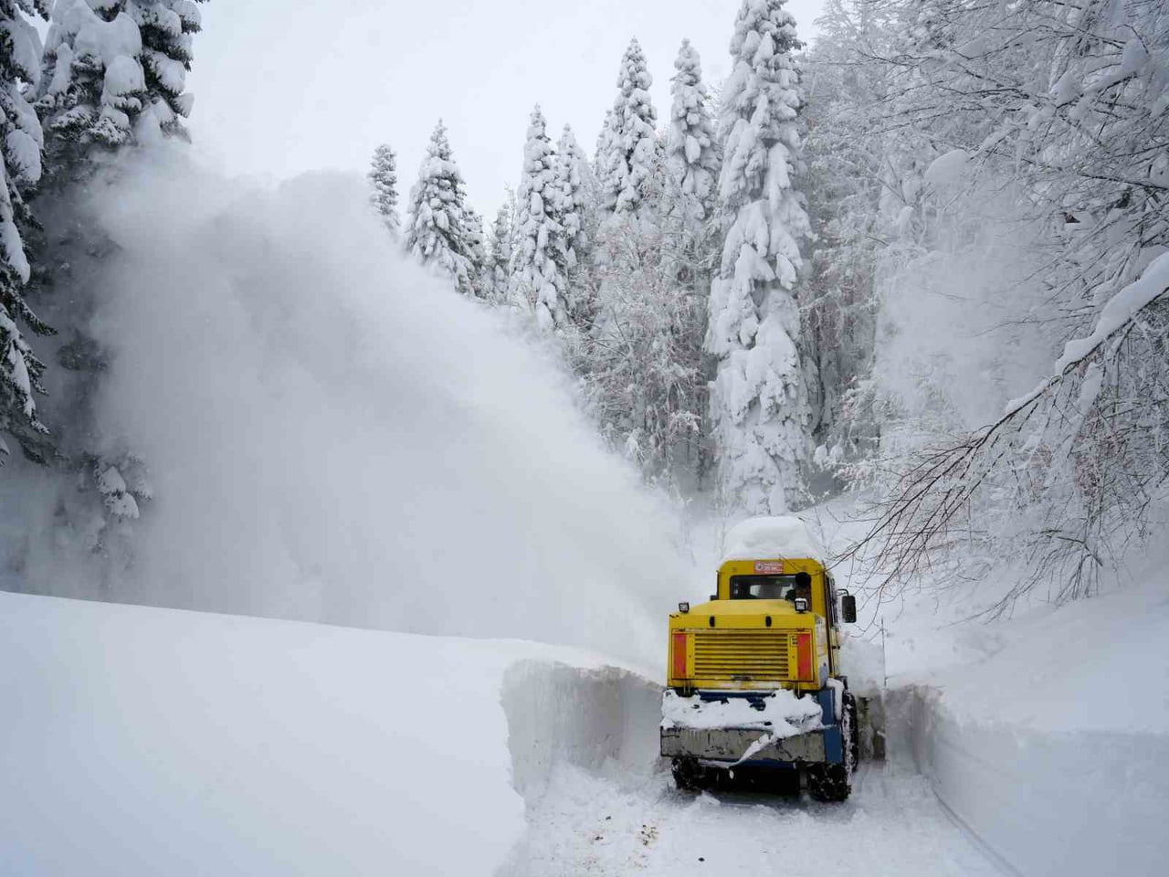KASTAMONU’DA ETKİLİ OLAN KAR YAĞIŞI SEBEBİYLE YOLU ULAŞIMA KAPANAN KÖY SAYISI 102’YE...