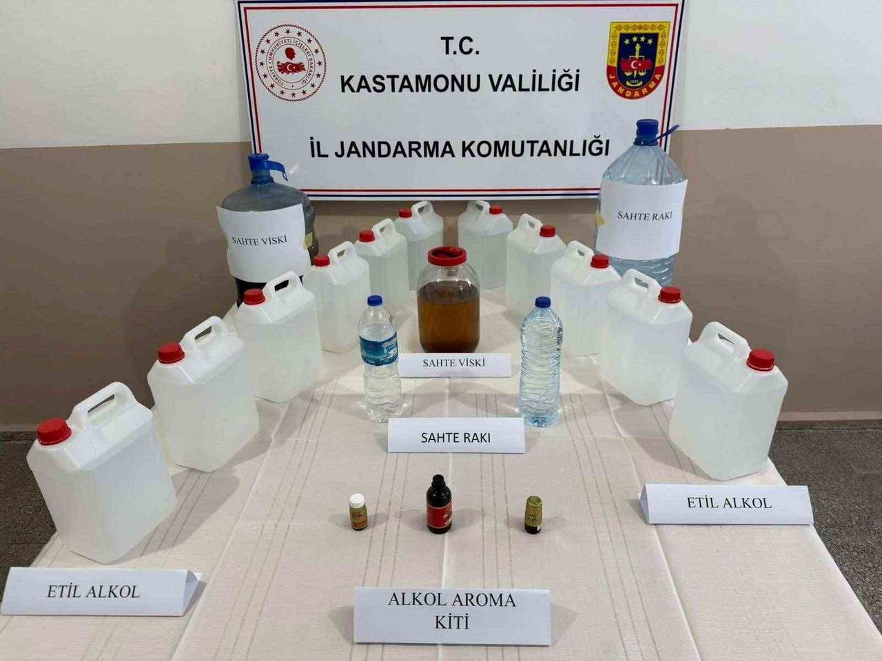 KASTAMONU’DA JANDARMA EKİPLERİNCE GERÇEKLEŞTİRİLEN OPERASYONDA ETİL ALKOL İLE SAHTE İÇKİ İLE...