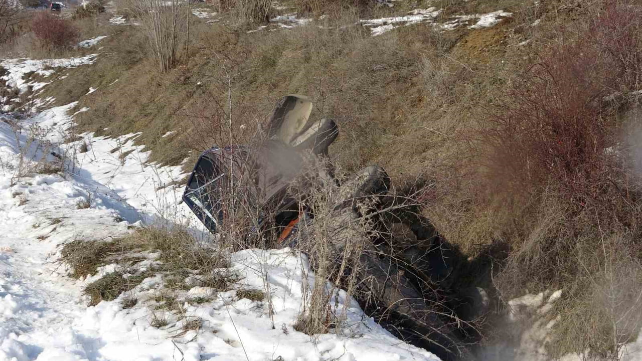 KASTAMONU’DA ÖNÜNDEKİ ARACI SOLLAMAYA ÇALIŞTIĞI SIRADA SÜRÜCÜSÜNÜN KONTROLÜNDEN ÇIKAN OTOMOBİL...