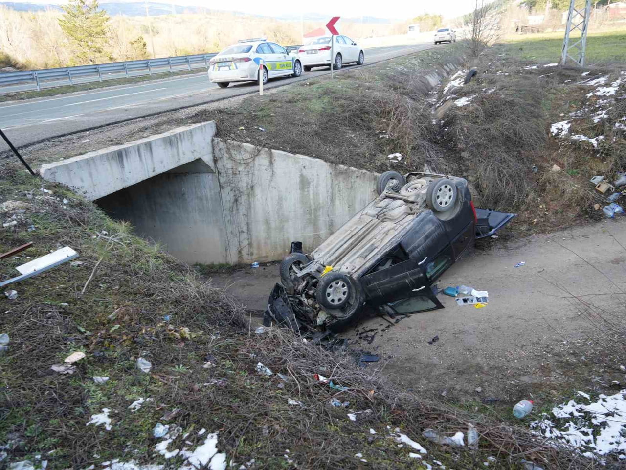 KASTAMONU’NUN ARAÇ İLÇESİNDE SÜRÜCÜSÜNÜN KONTROLÜNDEN ÇIKAN HAFİF TİCARİ ARAÇ, ALT GEÇİDE UÇTU....