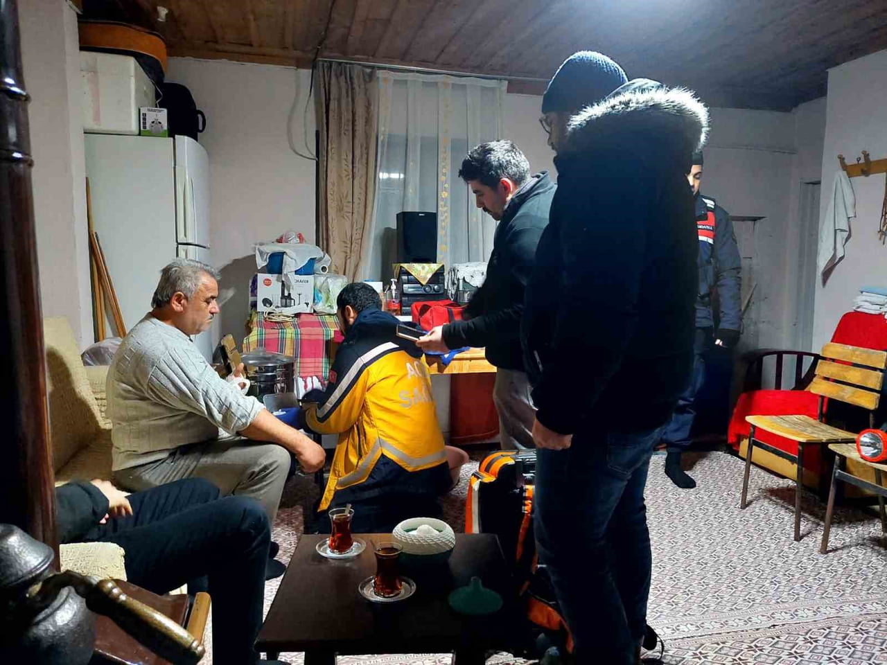 KASTAMONU’NUN BOZKURT İLÇESİNDE ODUN MOTORU İLE ELİNİ KESEN ŞAHIS, KAR YAĞIŞI NEDENİYLE KAPALI...