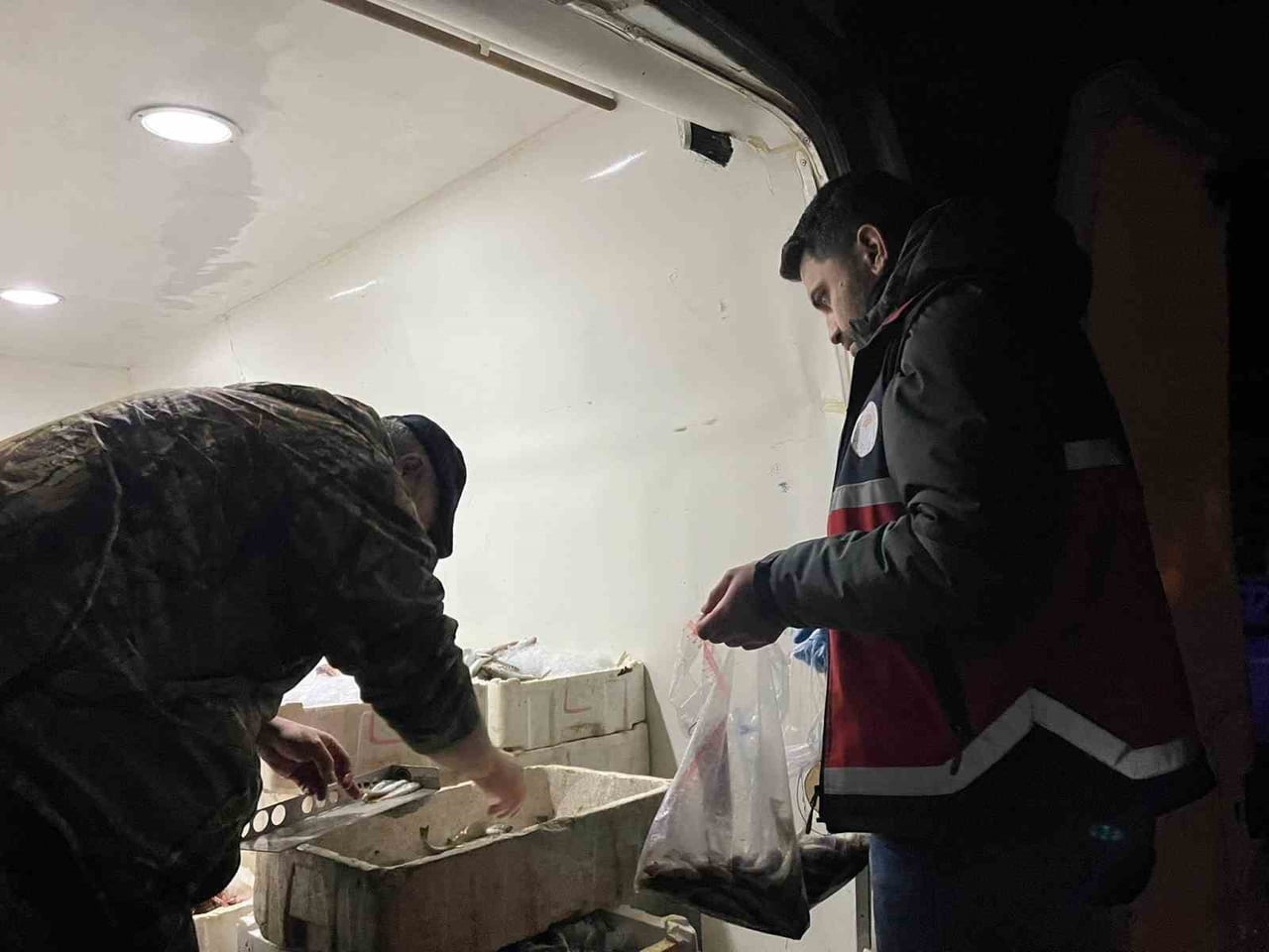 KASTAMONU’NUN ÇATALZEYTİN İLÇESİNDE YAPILAN YOL KONTROLLERİ SIRASINDA BALIK TAŞIMA ARACINDA...