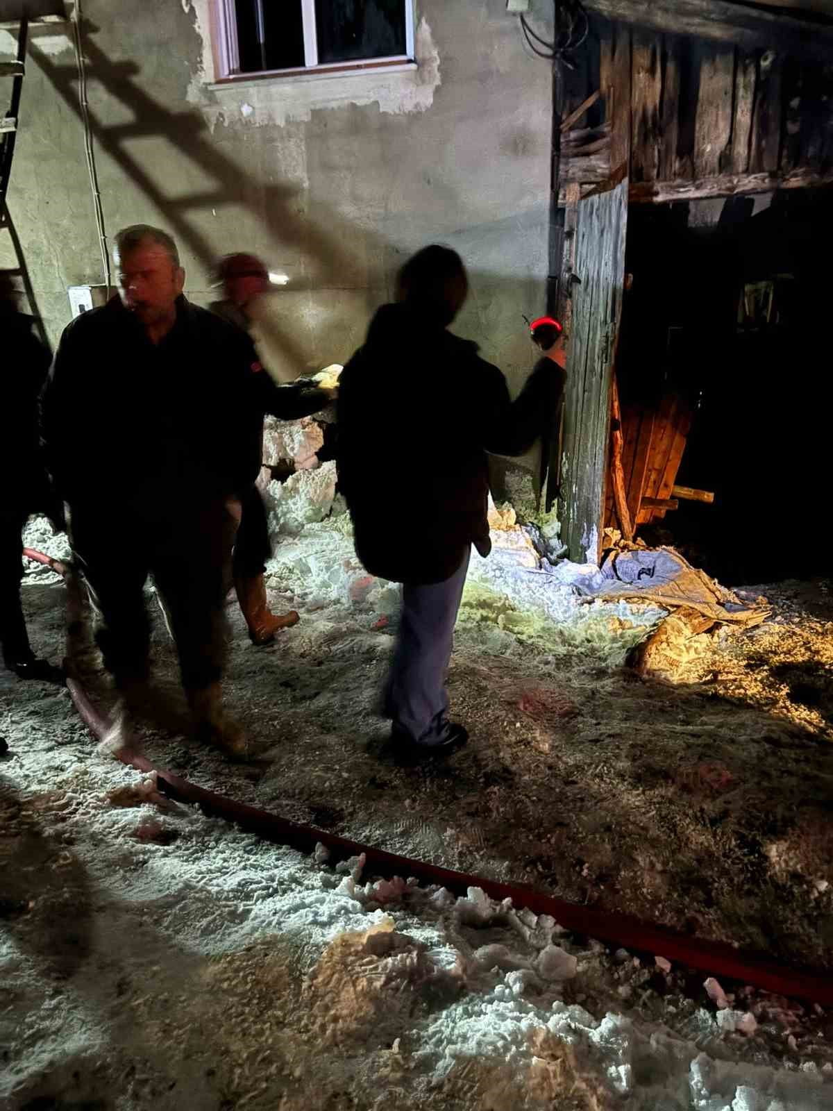 KASTAMONU’NUN DEVREKANİ İLÇESİNDE ELEKTRİK SOBASINDAN ÇIKTIĞI TAHMİN EDİLEN YANGINDA, BİR EV...