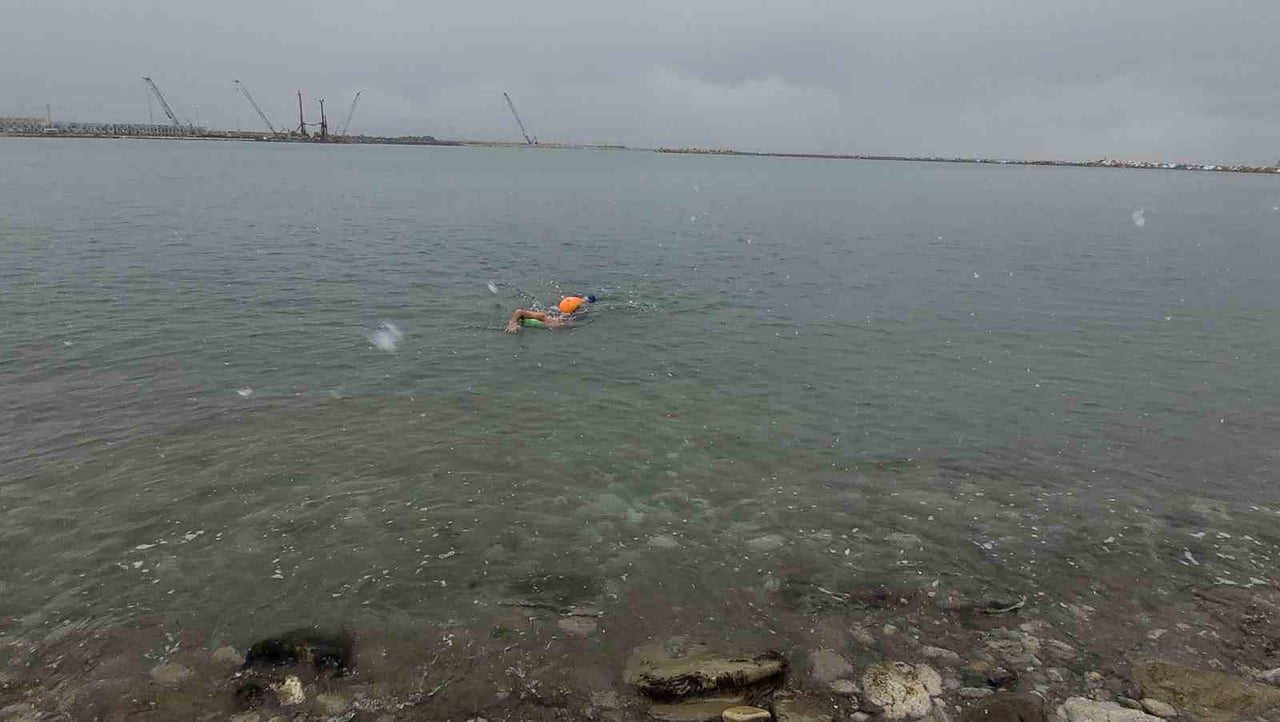 KASTAMONU’NUN İNEBOLU İLÇESİNDE SOĞUK VE KARLI HAVAYA ALDIRIŞIN ETMEYEN BİR KİŞİ, KARADENİZ’İN...