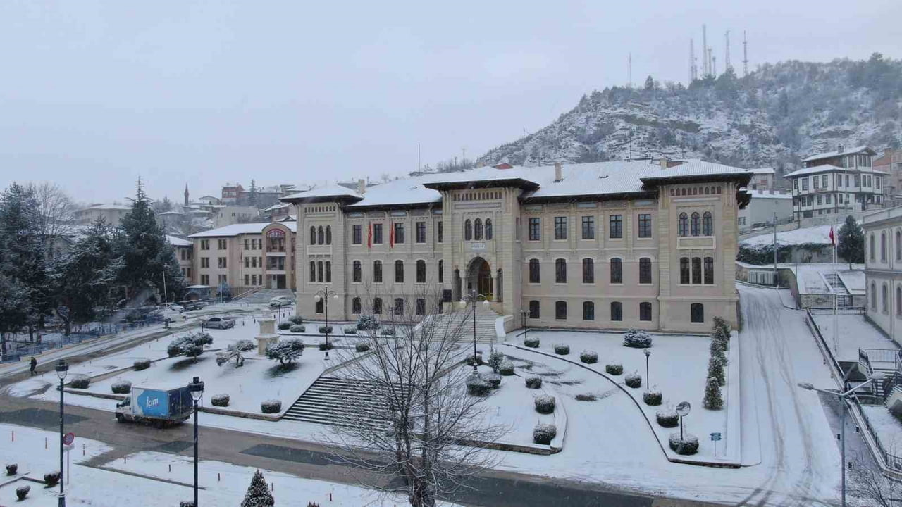 KASTAMONU’NUN KENT MERKEZİNDE GECE SAATLERİNDEN İTİBAREN KAR YAĞIŞI ETKİSİNİ ARTTIRARAK DEVAM...