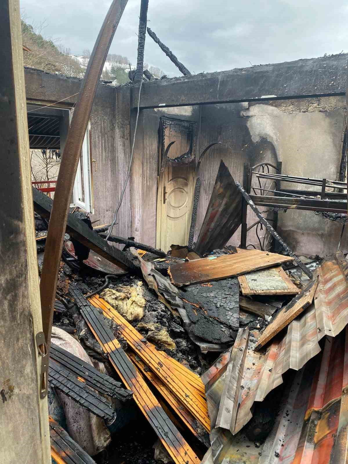 KASTAMONU’NUN ŞENPAZAR İLÇESİNDE ÇIKAN YANGINDA İKİ KATLI EV KULLANILAMAZ HALE GELDİ.