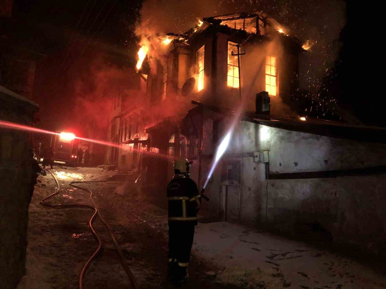 KASTAMONU’NUN TADİLAT HALİNDEKİ TARİHİ ÜÇ KATLI KONAK, ÇIKAN YANGINDA KÜLE DÖNDÜ. KONAKTA ÇIKAN...