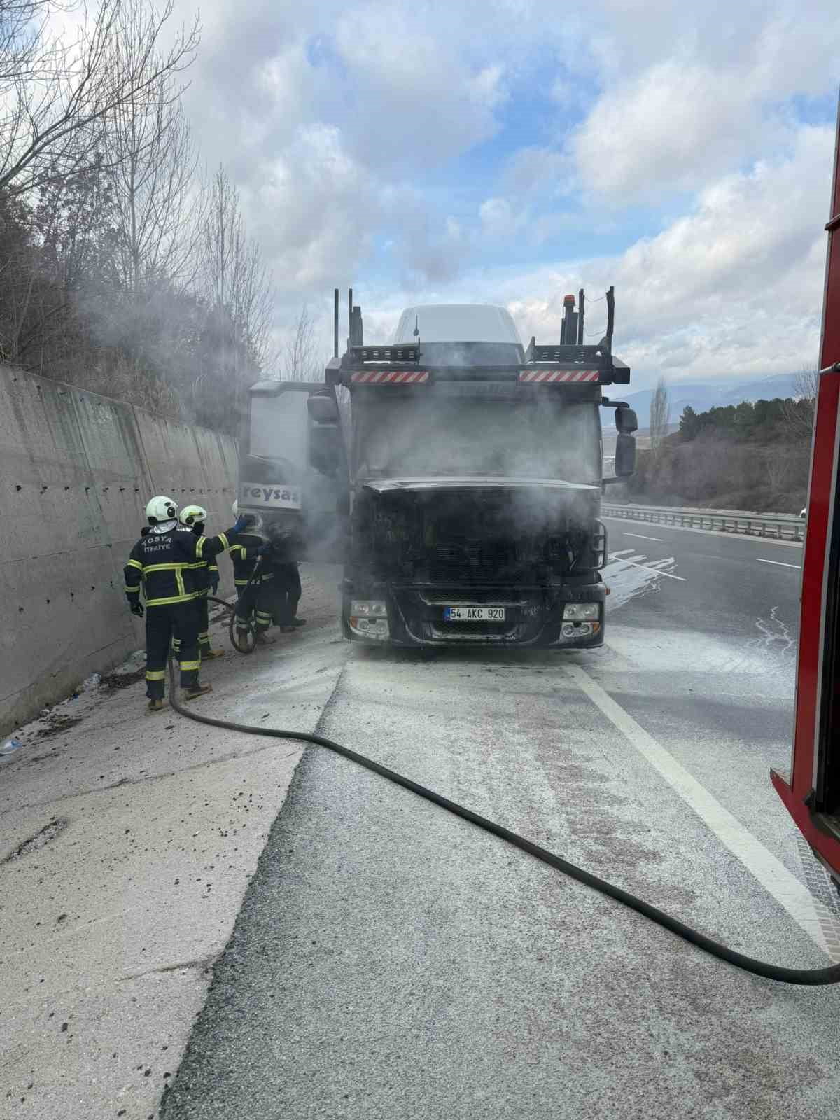 KASTAMONU’NUN TOSYA İLÇESİNDE D100 KARAYOLUNDA SEYİR HALİNDEKİ ÇEKİCİDE ÇIKAN YANGIN İTFAİYE...
