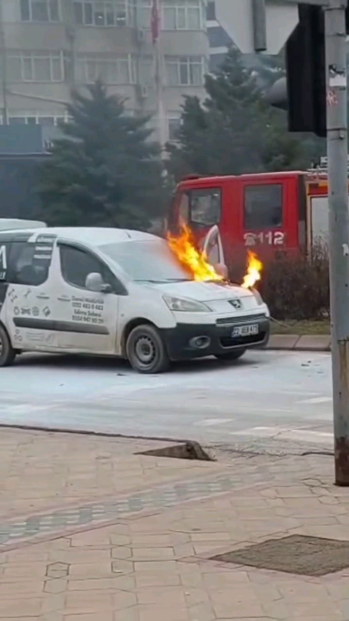 KAVŞAKTA ALEVLİ ANLAR, TRAFİK KİLİTLENDİ