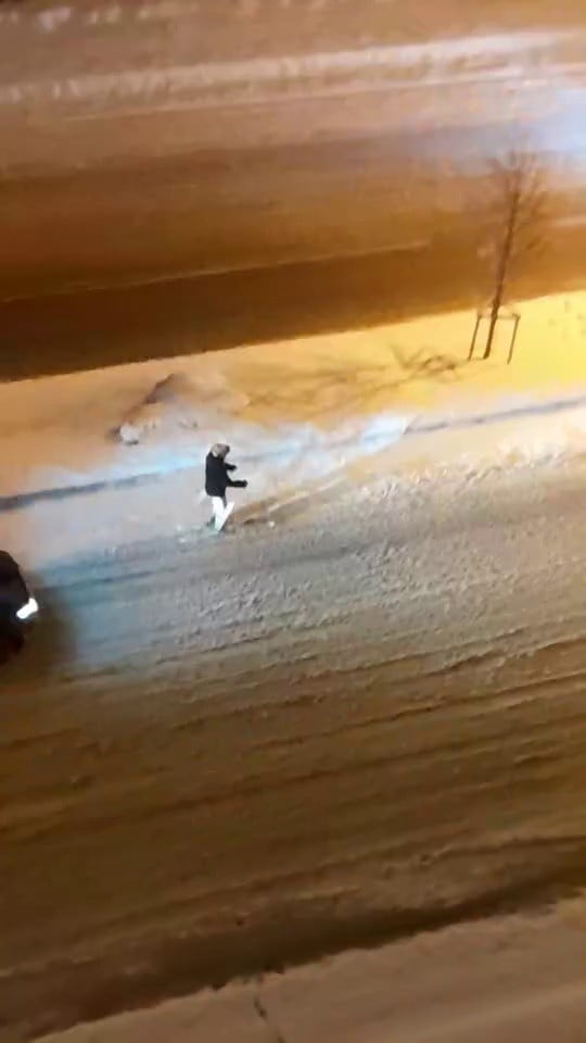 KAYAK YAPAN BİR VATANDAŞIN TUTUNDUĞU ARAÇLA CADDE ÜZERİNDE KAYDIĞI ANLAR CEP TELEFONU İLE...