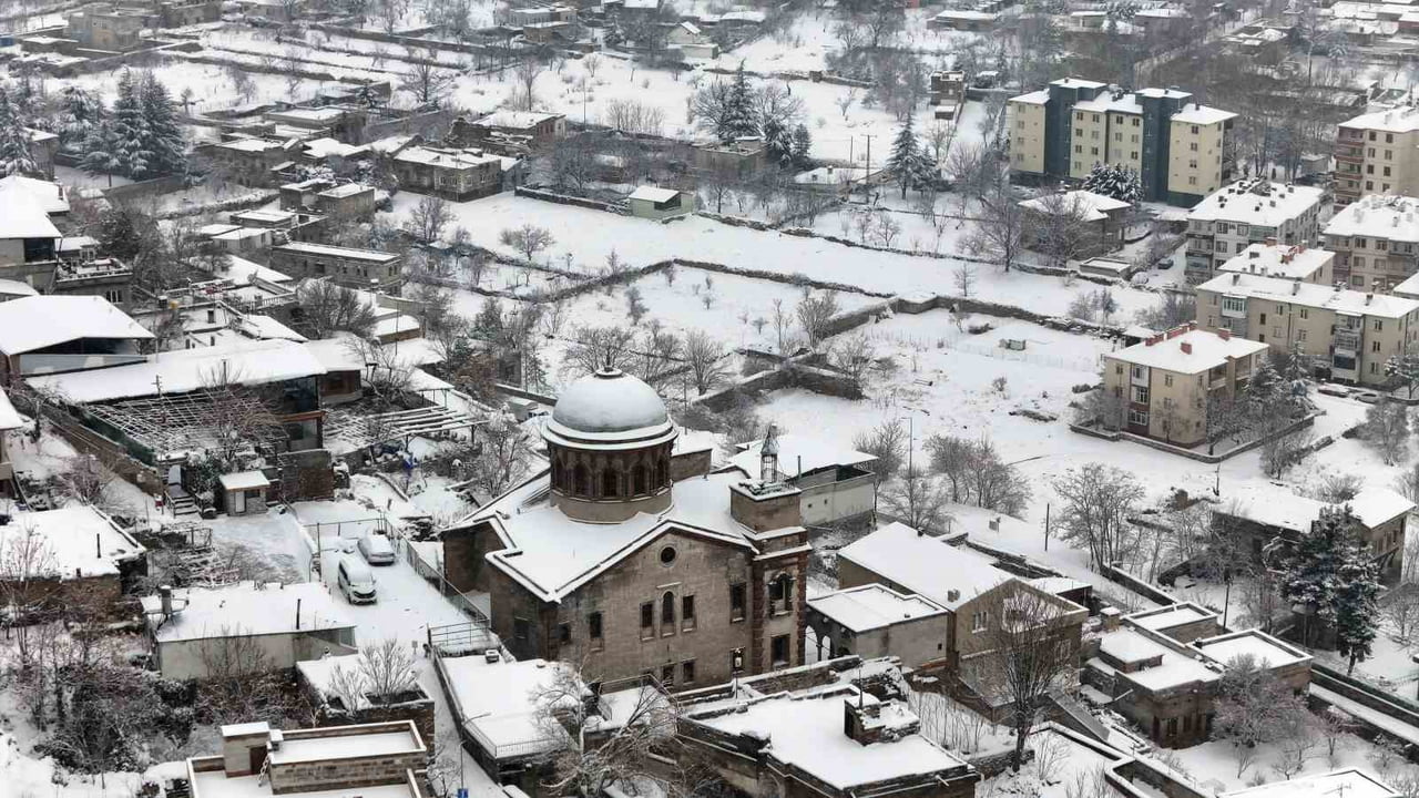 KAYSERİ'DE ETKİLİ OLAN KAR YAĞIŞI KENTİ BEYAZA BÜRÜDÜ.