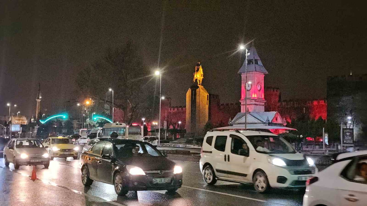 KAYSERİ'DE MEYDANDA TOPLANAN BİR GRUP VATANDAŞ YENİ YILI COŞKUYLA KARŞILADI.