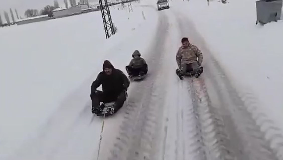 KAYSERİ'NİN DEVELİ İLÇESİNDE ETKİLİ OLAN KAR YAĞIŞININ ARDINDAN EĞLENMEK İSTEYEN VATANDAŞLAR...