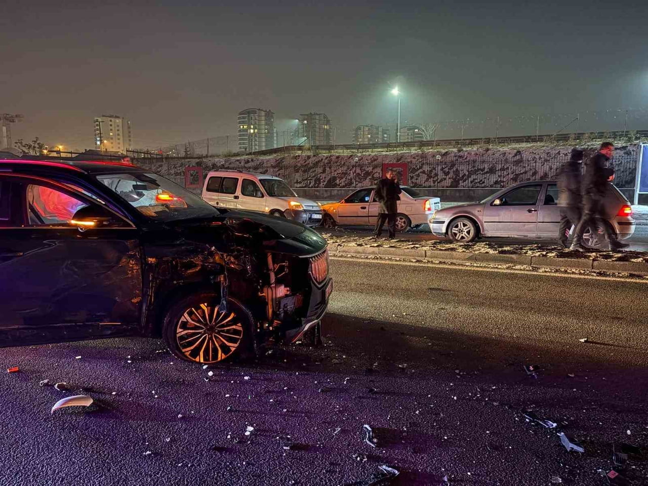 KAYSERİ'NİN MELİKGAZİ İLÇESİNDE BİR OTOMOBİLİN AYDINLATMA DİREĞİNE ÇARPMASI SONUCU KARANLIKLAŞAN...