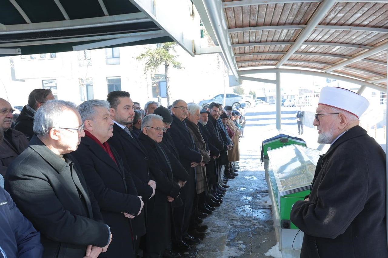 KAYSERİ BÜYÜKŞEHİR BELEDİYE BAŞKANI DR. MEMDUH BÜYÜKKILIÇ, HACILAR İLÇESİNDE VATANDAŞLARLA BİR...