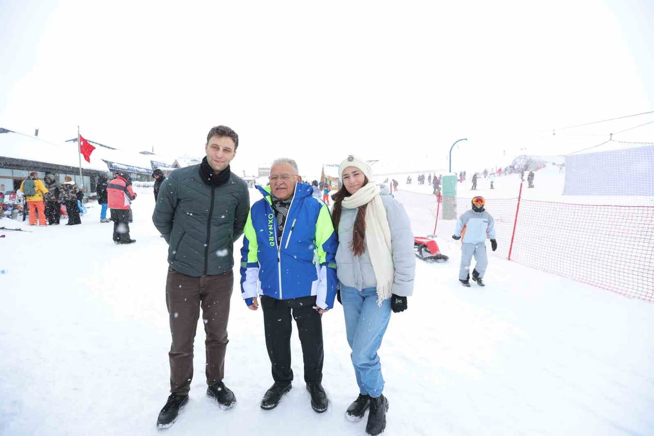 KAYSERİ BÜYÜKŞEHİR BELEDİYE BAŞKANI DR. MEMDUH BÜYÜKKILIÇ, HEM HAFTA SONU HEM DE HAFTA İÇİ YERLİ...