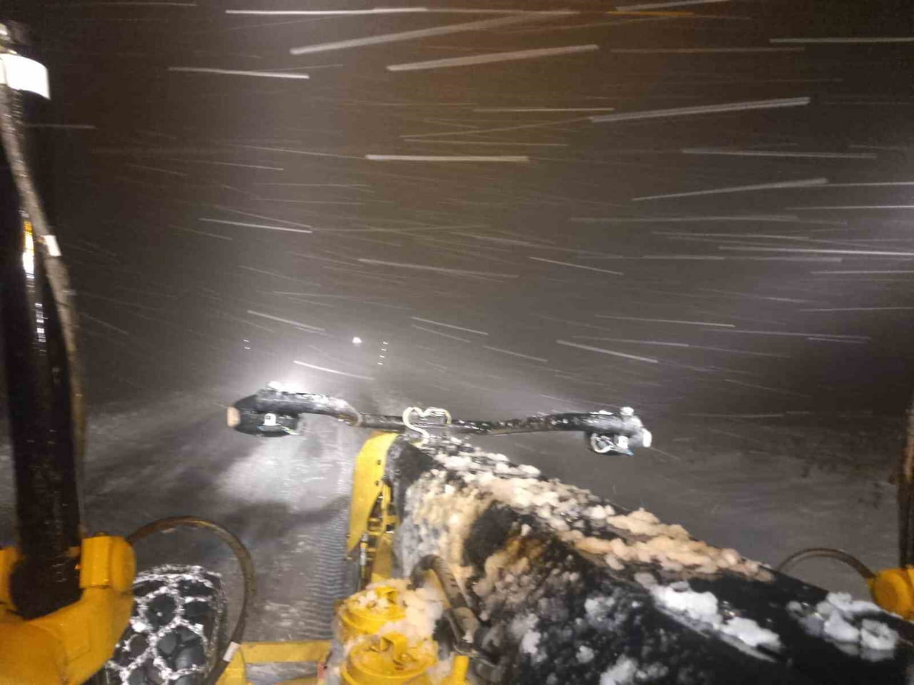 KAYSERİ BÜYÜKŞEHİR BELEDİYESİ EKİPLERİNCE; GECE SAATLERİNDEN İTİBAREN ETKİLİ OLAN KAR YAĞIŞI VE...