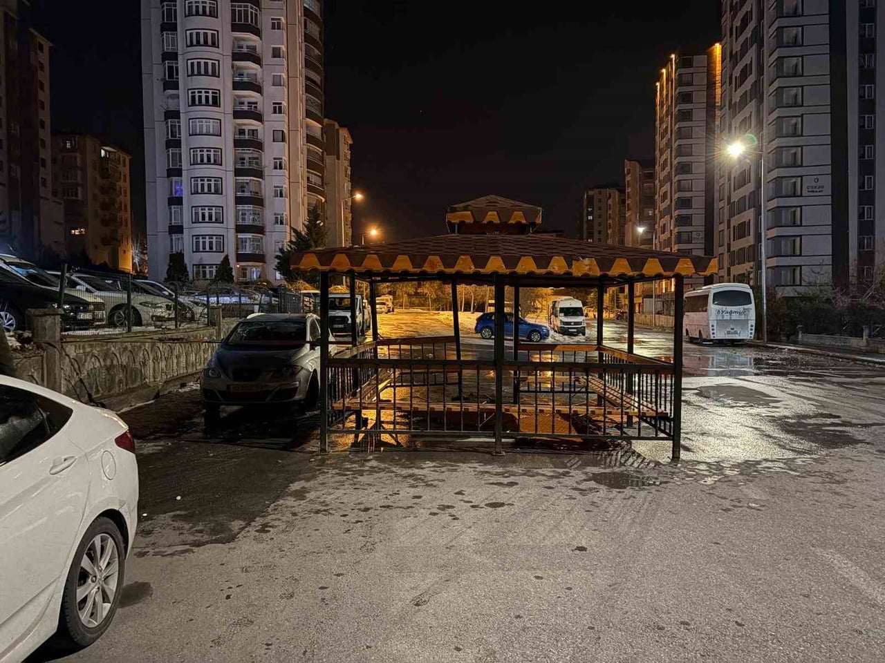 KAYSERİ’DE GECE SAATLERİNDE ETKİSİNİ GÖSTEREN ŞİDDETLİ RÜZGAR KENTTE HAYATI OLUMSUZ ETKİLEDİ. KENT...