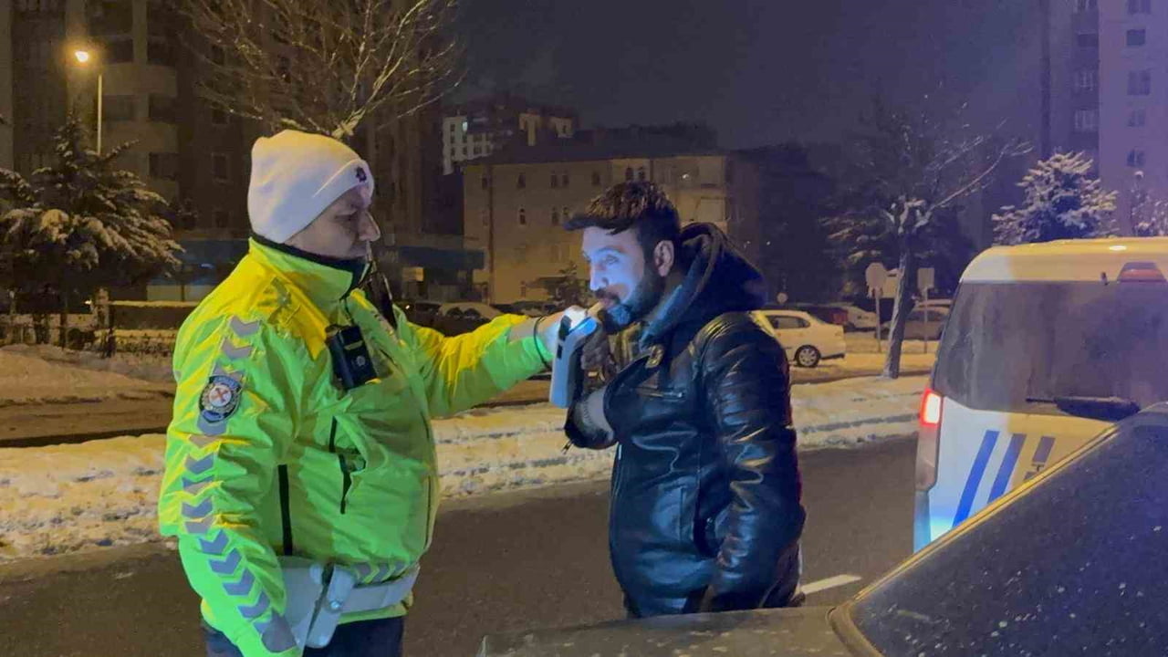 KAYSERİ’DE POLİS EKİPLERİ TARAFINDAN ŞÜPHE ÜZERİNE DURDURULAN OTOMOBİLİN SÜRÜCÜSÜ, YAPILAN...