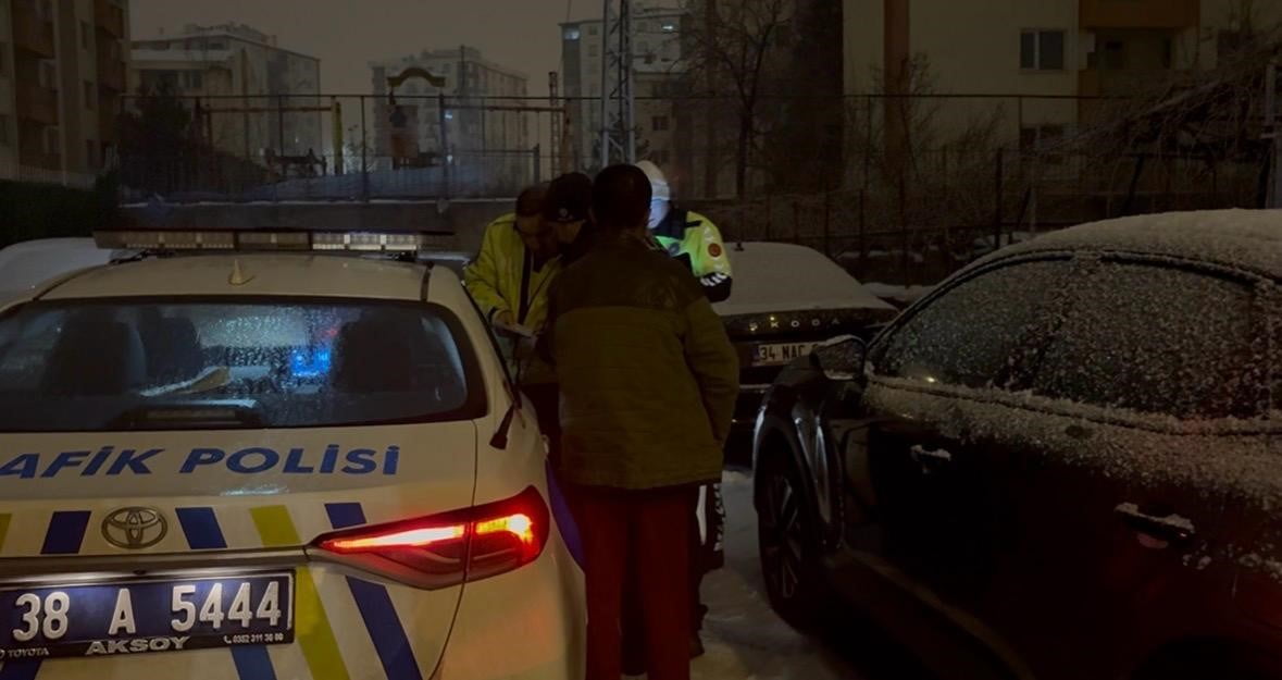 KAYSERİ’DE POLİS EKİPLERİNİN DUR İHTARINA UYMAYAN SÜRÜCÜ, DRİFT ATARAK POLİS EKİPLERİNDEN KAÇMAYA...