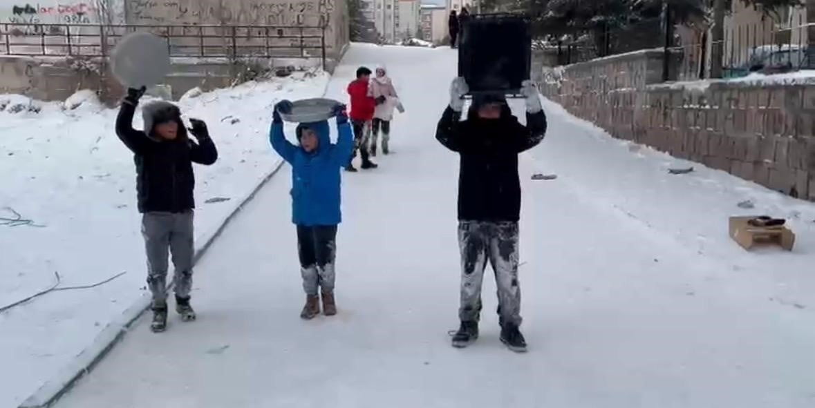 KAYSERİ’DE YOĞUN KAR YAĞIŞI SONRASINDA OYUN PARKLARI BOŞ KALIRKEN, KIŞ OYUNLARI ÖN PLANA...