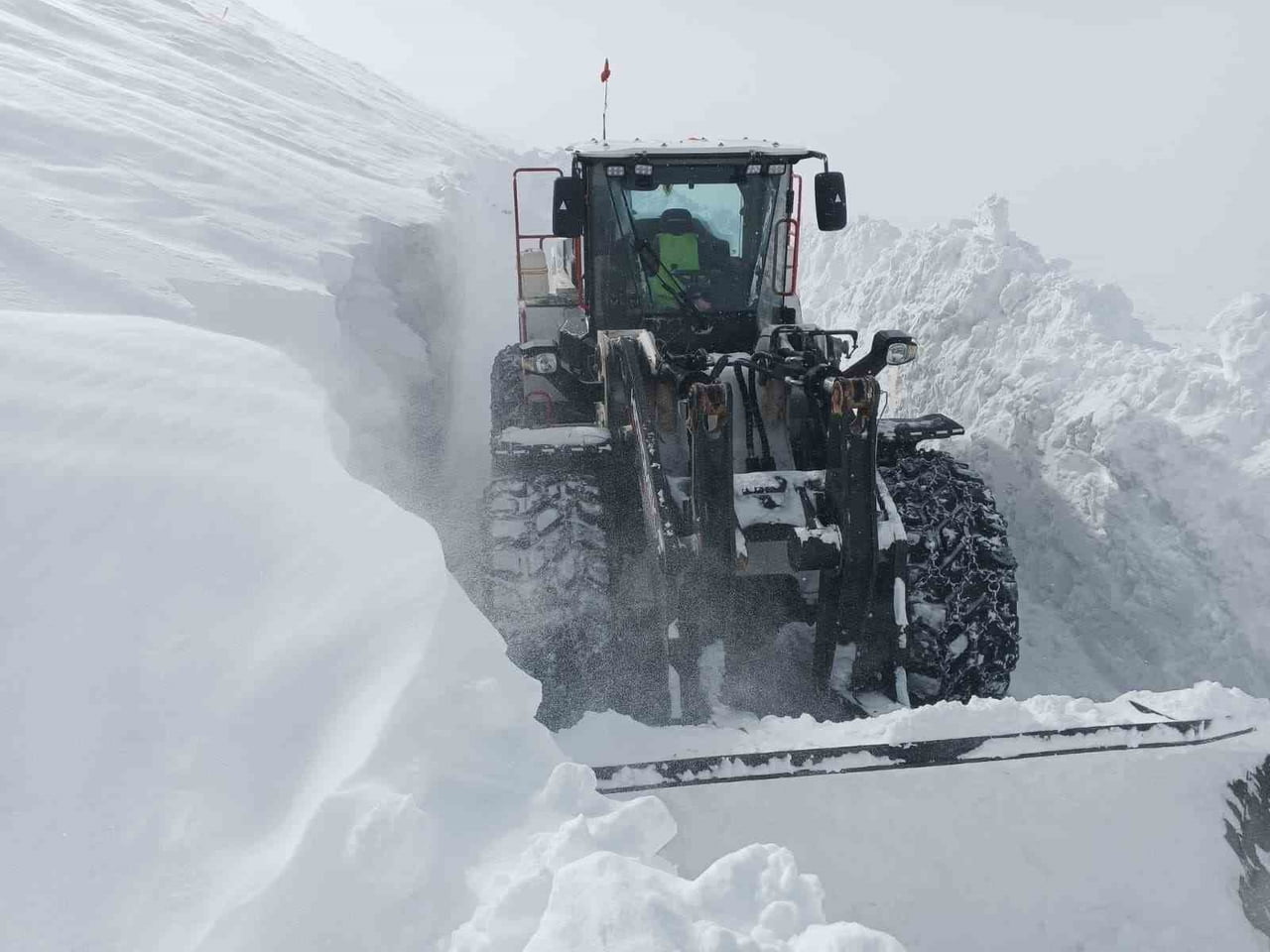KAYSERİ’DE YÜKSEK KESİMLERDE YER YER 80 SANTİMİ BULAN, BAZI NOKTALARDA 1 METREYİ AŞAN KAR...
