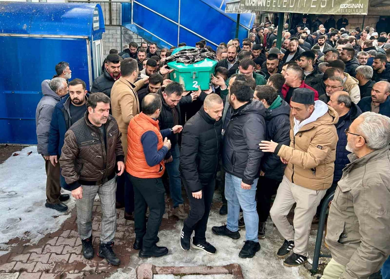 KAYSERİ’NİN KOCASİNAN İLÇESİNDE BAKIMINI YAPTIĞI YOLCU OTOBÜSÜNE KURDUĞU KRİKONUN KAYMASI SONUCU...