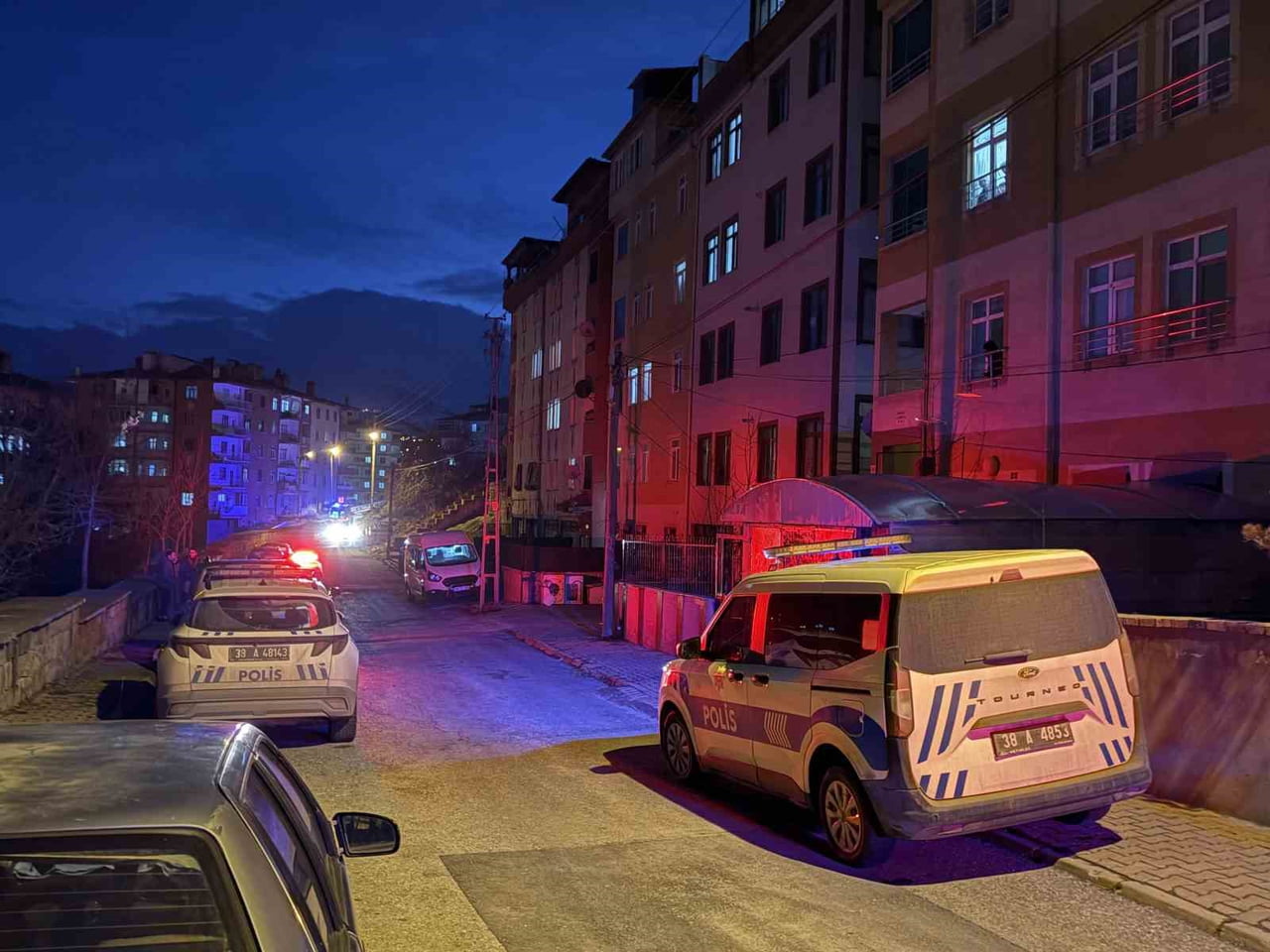 KAYSERİ’NİN MELİKGAZİ İLÇESİNDE BİR KADIN KENDİ EVİNDE TARTIŞTIĞI ERKEK ARKADAŞINI BANYODA...