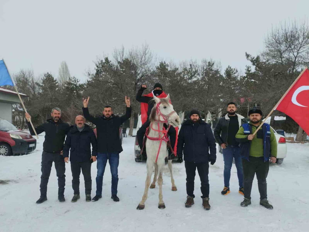 KAYSERİ’NİN TOMARZA İLÇESİNDE BİR ESNAF, AT ÜSTÜNDE SIRTINA ASTIĞI TÜRK BAYRAĞI VE ELİNDE GÖKTÜRK...