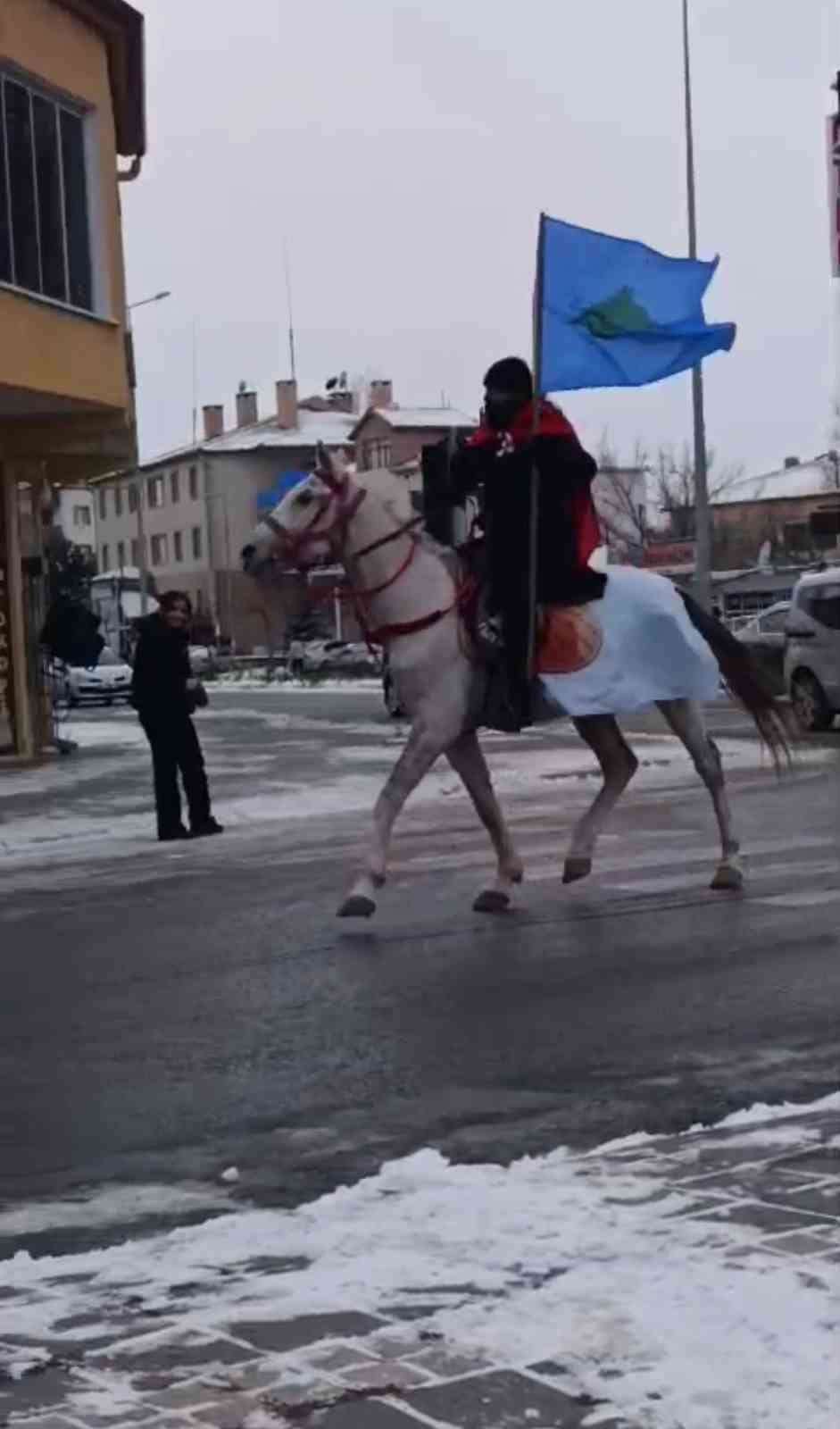 KAYSERİ’NİN TOMARZA İLÇESİNDE BİR ESNAF, AT ÜSTÜNDE SIRTINA ASTIĞI TÜRK BAYRAĞI VE ELİNDE GÖKTÜRK...