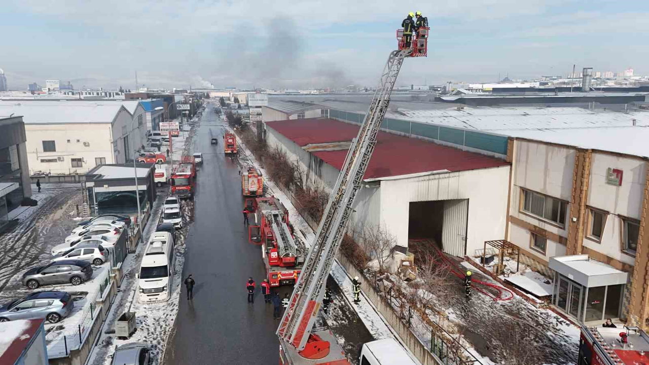 KAYSERİ ORGANİZE SANAYİ'NDE BİR MOBİLYA FABRİKASINDA ÇIKAN YANGIN YAKLAŞIK YARIN SAAT SÜREN...