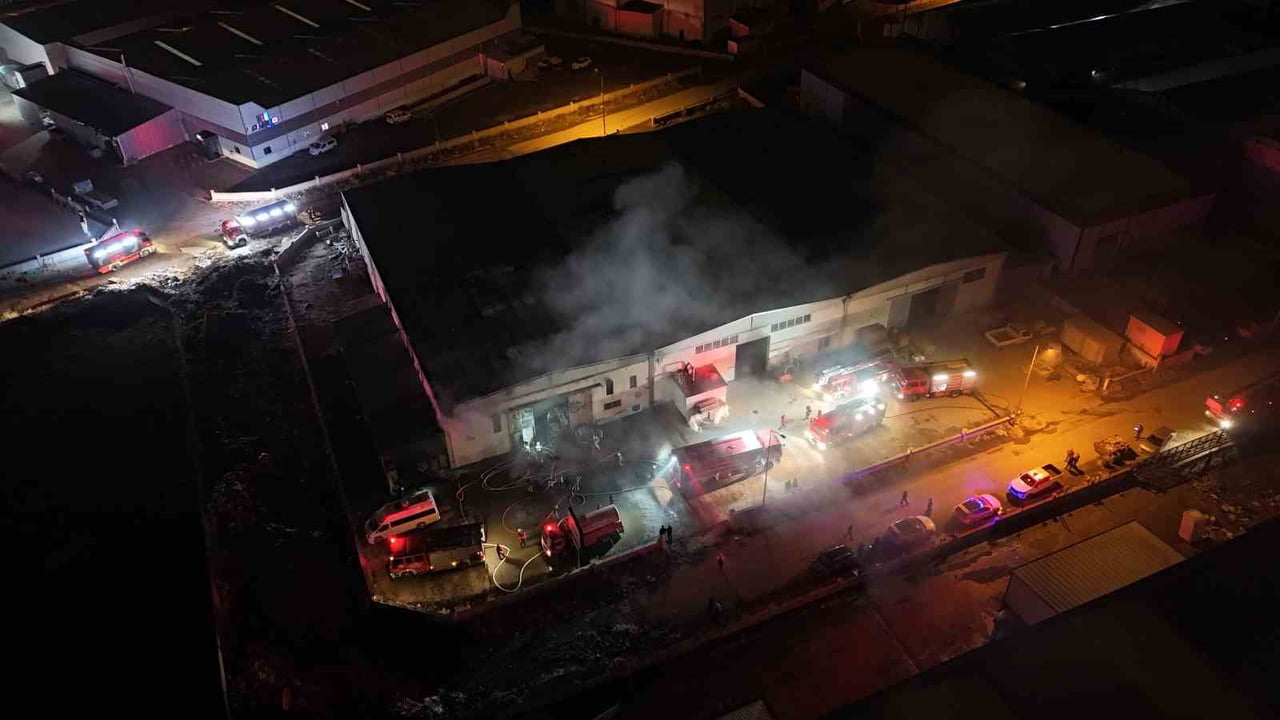 KAYSERİ ORGANİZE SANAYİ BÖLGESİ’NDE (OSB) BİR MOBİLYA FABRİKASINDA YANGIN ÇIKTI. ÇOK SAYIDA...