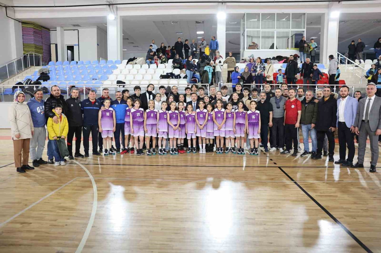 KAYSERİ PROTOKOLÜ İLE ERVA SPORCULARI FUTBOL MAÇINDA KARŞI KARŞIYA GELDİ.