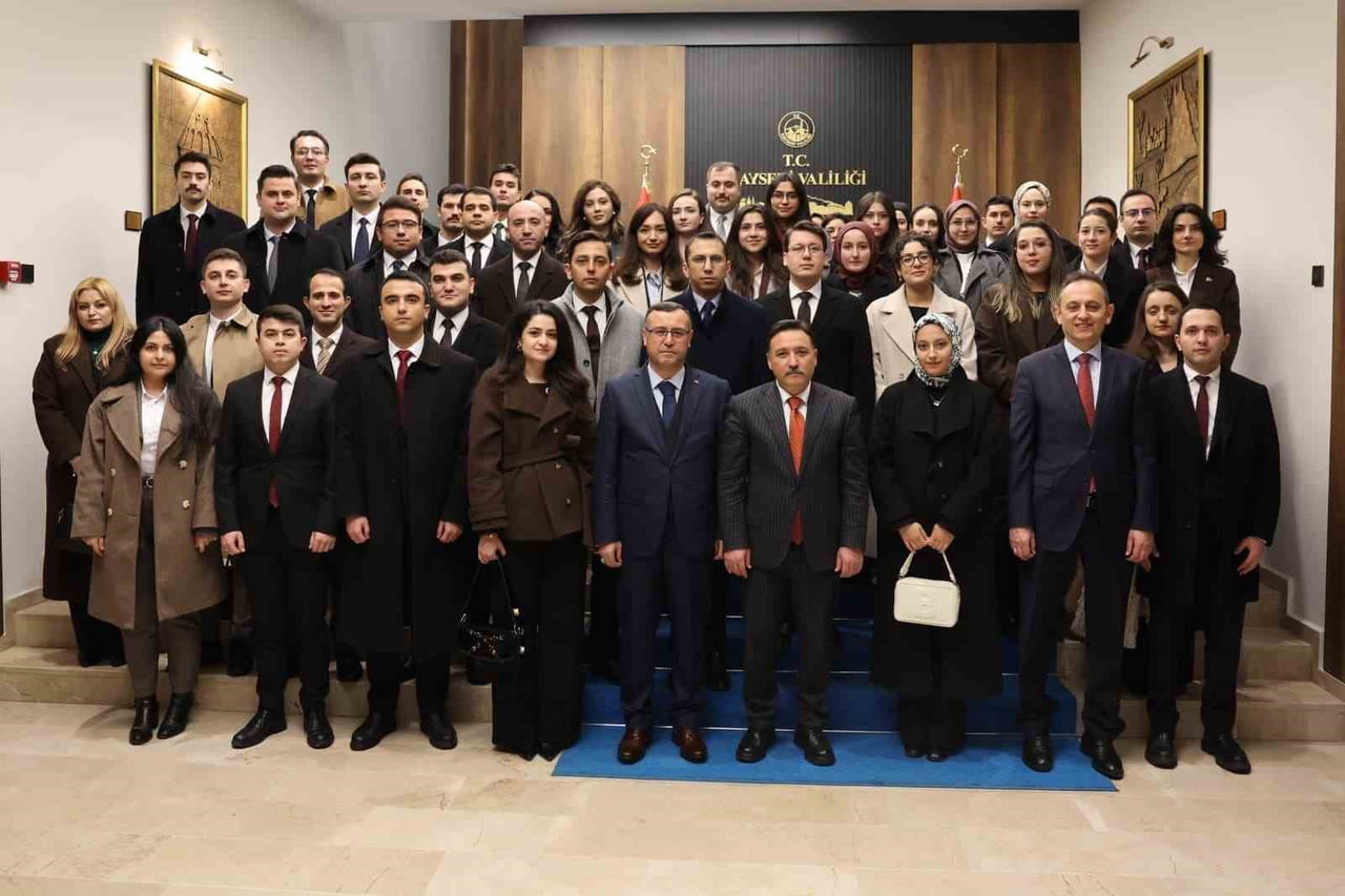 KAYSERİ VALİSİ GÖKMEN ÇİÇEK; HÂKİM VE SAVCI YARDIMCILARIYLA BİR ARAYA GELDİ.