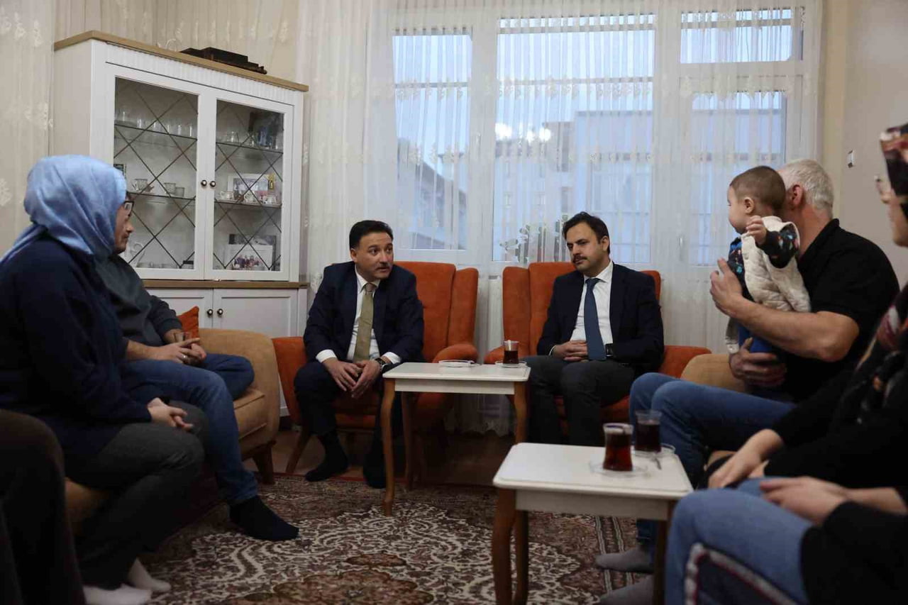 KAYSERİ VALİSİ GÖKMEN ÇİÇEK, KOCASİNAN İLÇESİ YENİ MAHALLE’DE BİR VATANDAŞ TARAFINDAN YAPILAN ÇAY...