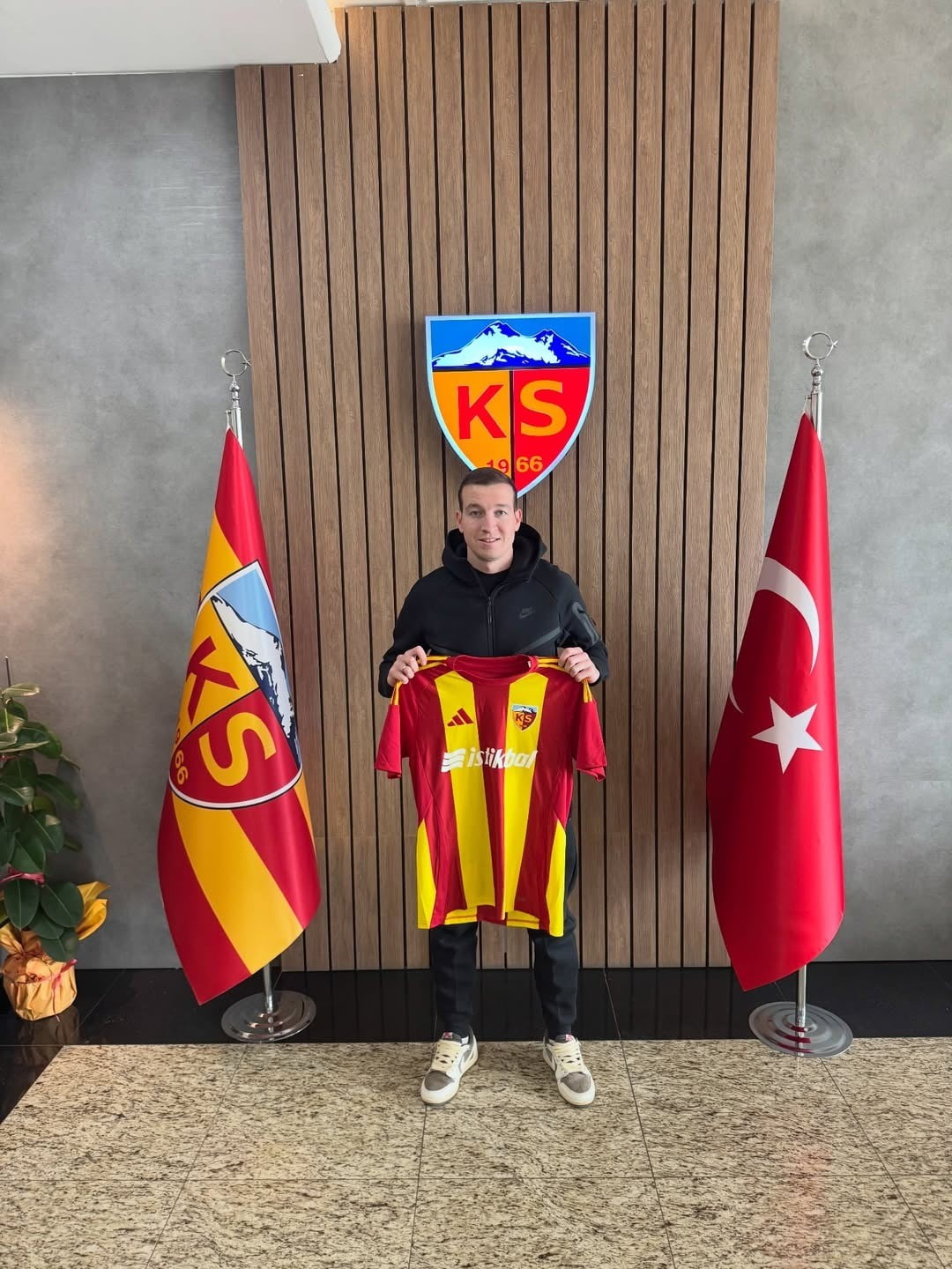 KAYSERİSPOR, RUS KANAT OYUNCUSU DENİS MAKAROV İLE SEZONA SONUNA KADAR SÖZLEŞME İMZALADI.
