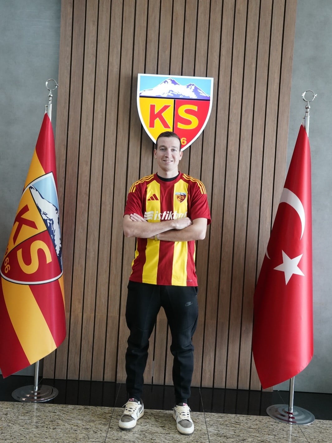 KAYSERİSPOR, RUS KANAT OYUNCUSU DENİS MAKAROV İLE SEZONA SONUNA KADAR SÖZLEŞME İMZALADI.