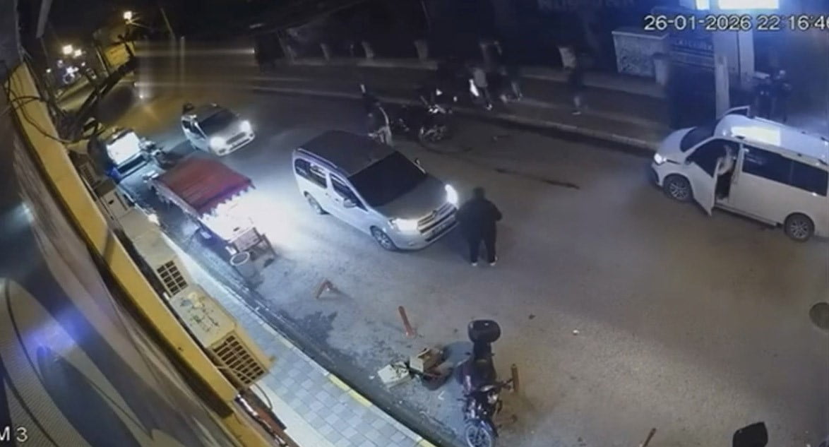 KAZA ANI ÇEVREDE BULUNAN BİR İŞ YERİNİN GÜVENLİK KAMERASI TARAFINDAN KAYDEDİLDİ