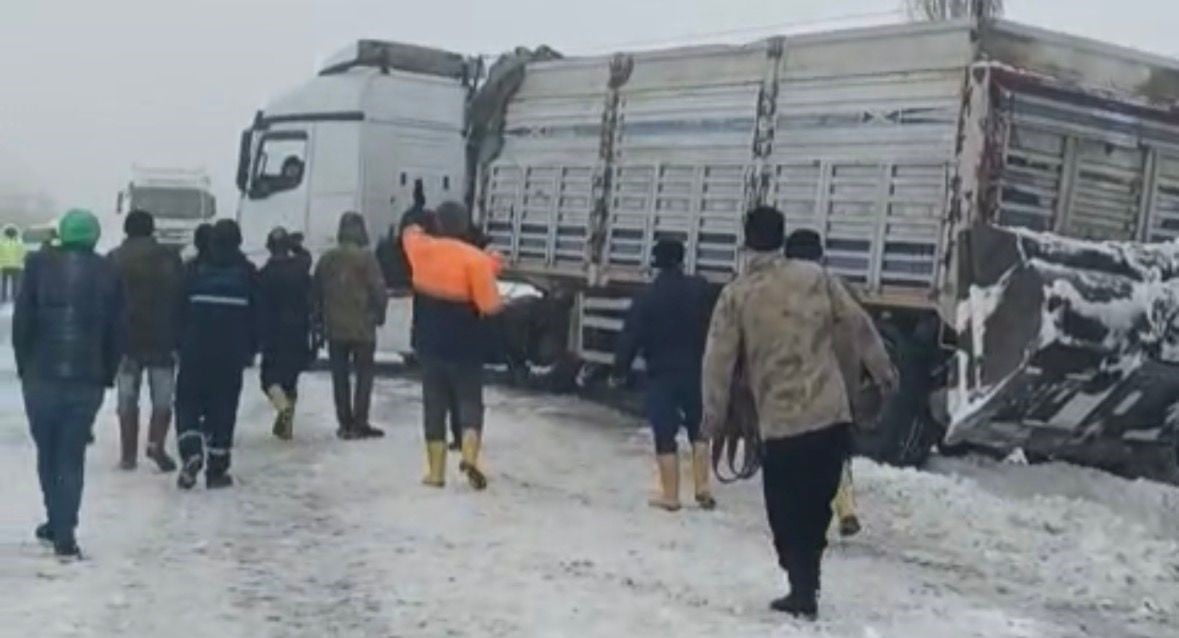 KAZA YAPAN TIR YOLU KAPATTI, KİLOMETRELERCE ARAÇ KUYRUĞU OLUŞTU